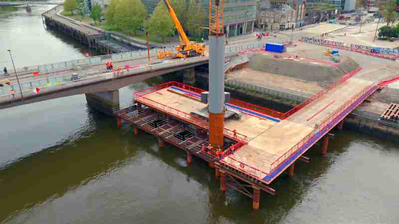 Levage et battage millimétrés des premiers pieux du pont Anne-de-Bretagne à Nantes, tags: le tablier - youtube